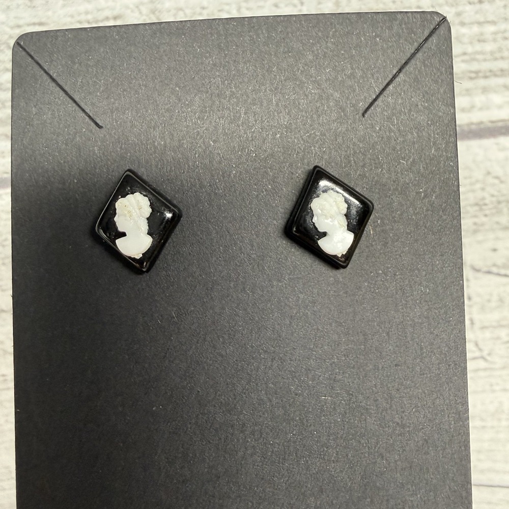 Vintage Costume Faux Cameo Stud Back Pierced Earrings J-11 Black / White